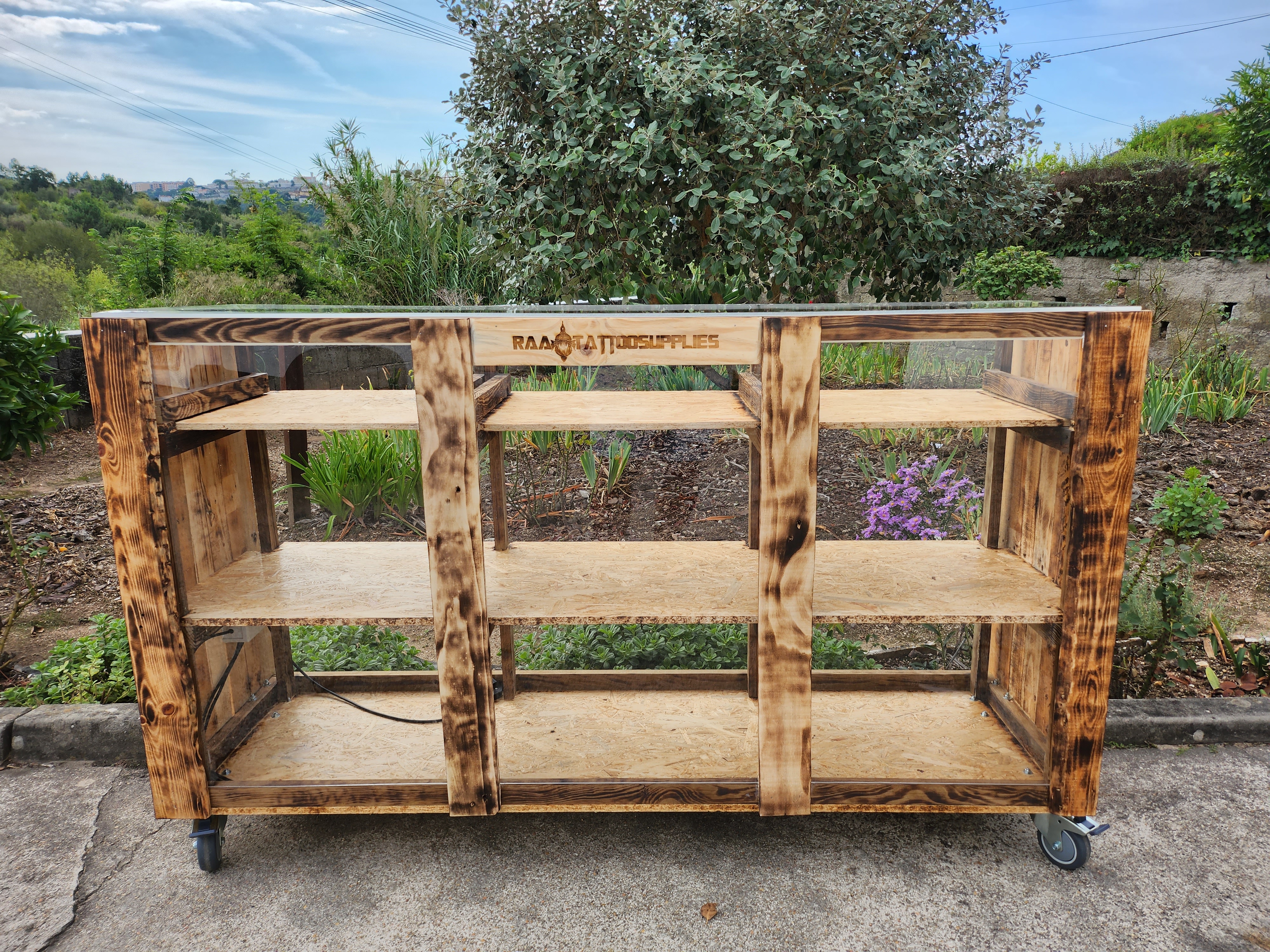 Mostrador de madera con iluminación