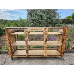 Mostrador de madera con iluminación